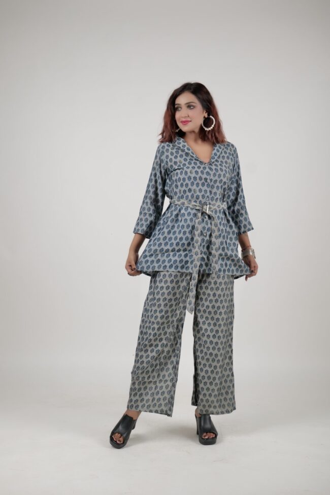 Women Grey Color Muslin Printed Co-Orde Set with Belt - Image 4